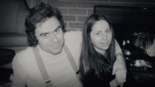 Potret hitam putih Ted Bundy dan kekasihnya